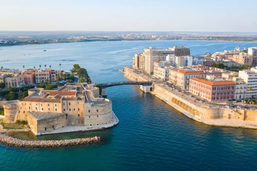 Vista panoramica dal belvedere della Scesa del Vasto a Taranto sul Mar Piccolo