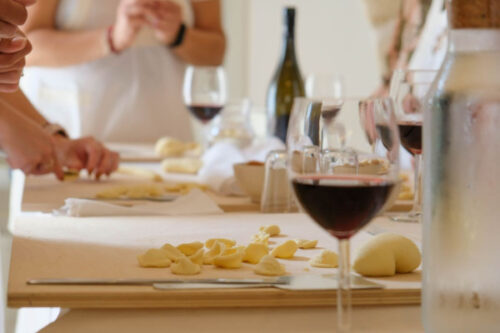 Corso di cucina pugliese a Ginosa per imparare a cucinare le orecchiette fatte a mano con chef locali