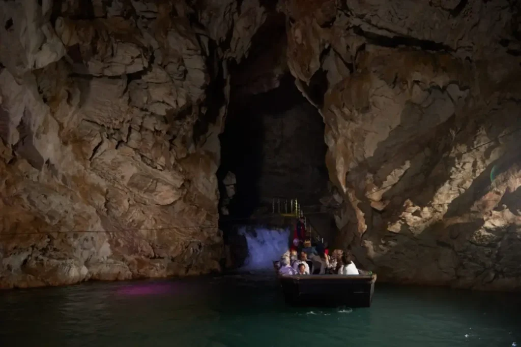 Escursione didattica nelle Grotte di Pertosa con fiume sotterraneo navigabile