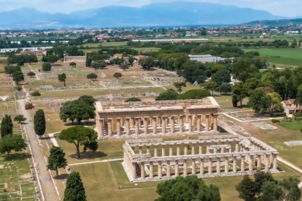 Colonne doriche millenarie nel sito archeologico di Paestum