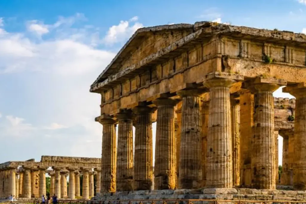 Studenti in uscita didattica tra i templi di Paestum, patrimonio UNESCO