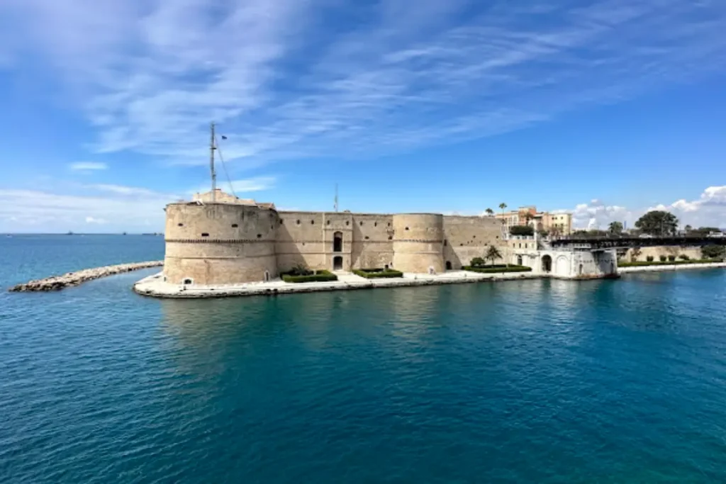 Castello Aragonese di Taranto visto dal mare