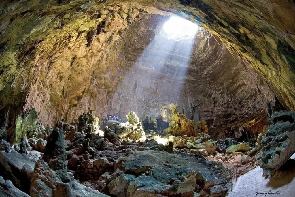 Gioco di luci sulle formazioni calcaree delle Grotte di Castellana