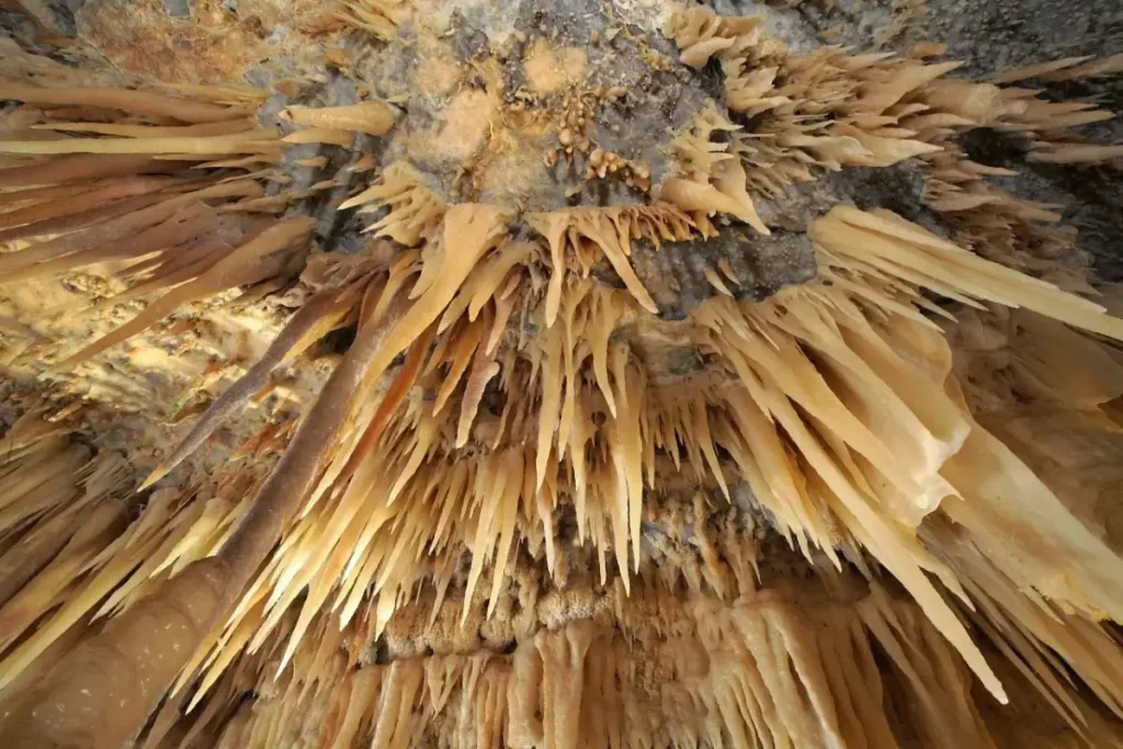 Interno delle Grotte di Castellana con stalattiti e stalagmiti