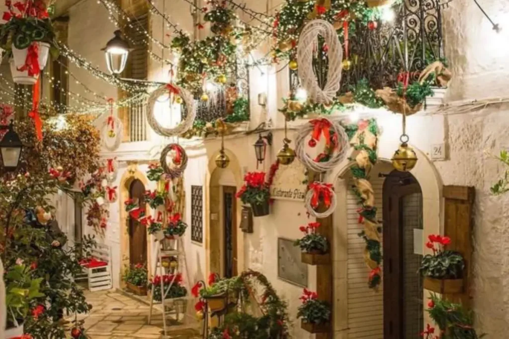 Vicolo storico illuminato a festa a Locorotondo