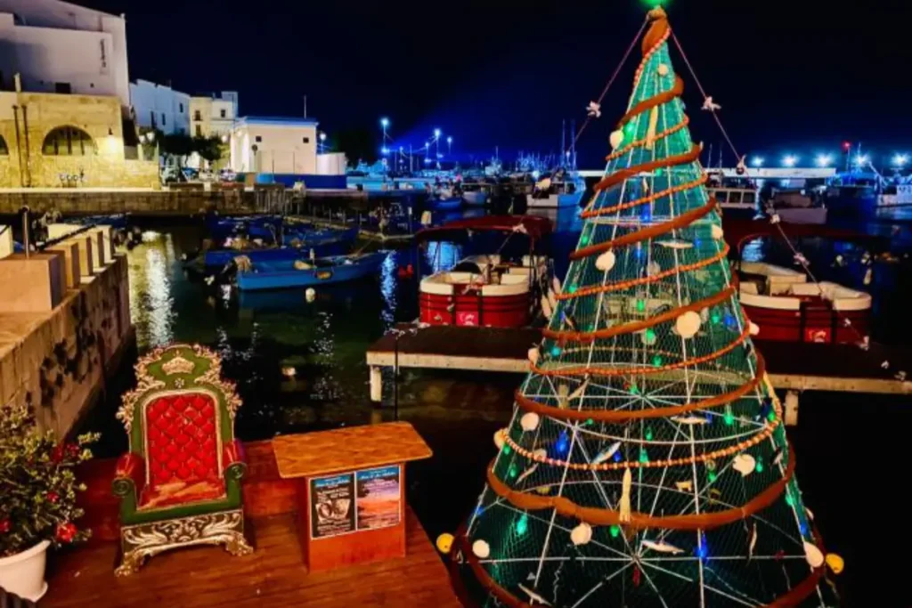 Albero di Natale sul porto di Monopoli