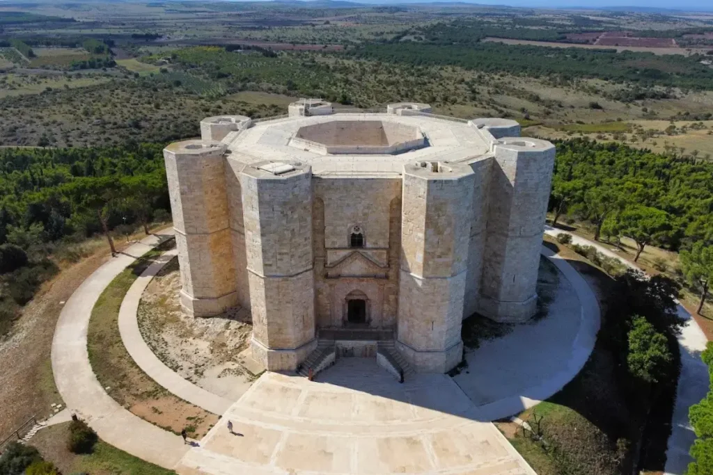 Veduta panoramica di Castel del Monte, maniero ottagonale in Puglia
