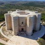 Veduta panoramica di Castel del Monte, maniero ottagonale in Puglia