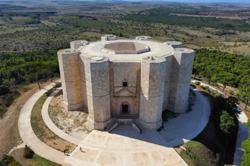 Veduta panoramica di Castel del Monte, maniero ottagonale in Puglia