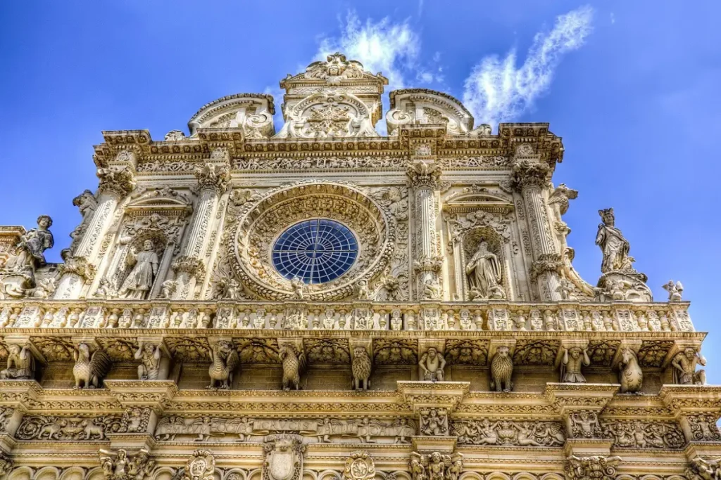 Facciata della Cattedrale di Lecce illuminata dal sole