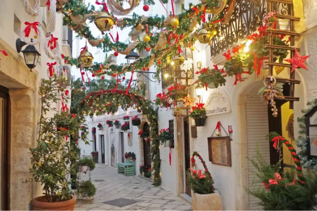 Vista panoramica di Locorotondo addobbata per Natale