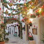 Vista panoramica di Locorotondo addobbata per Natale