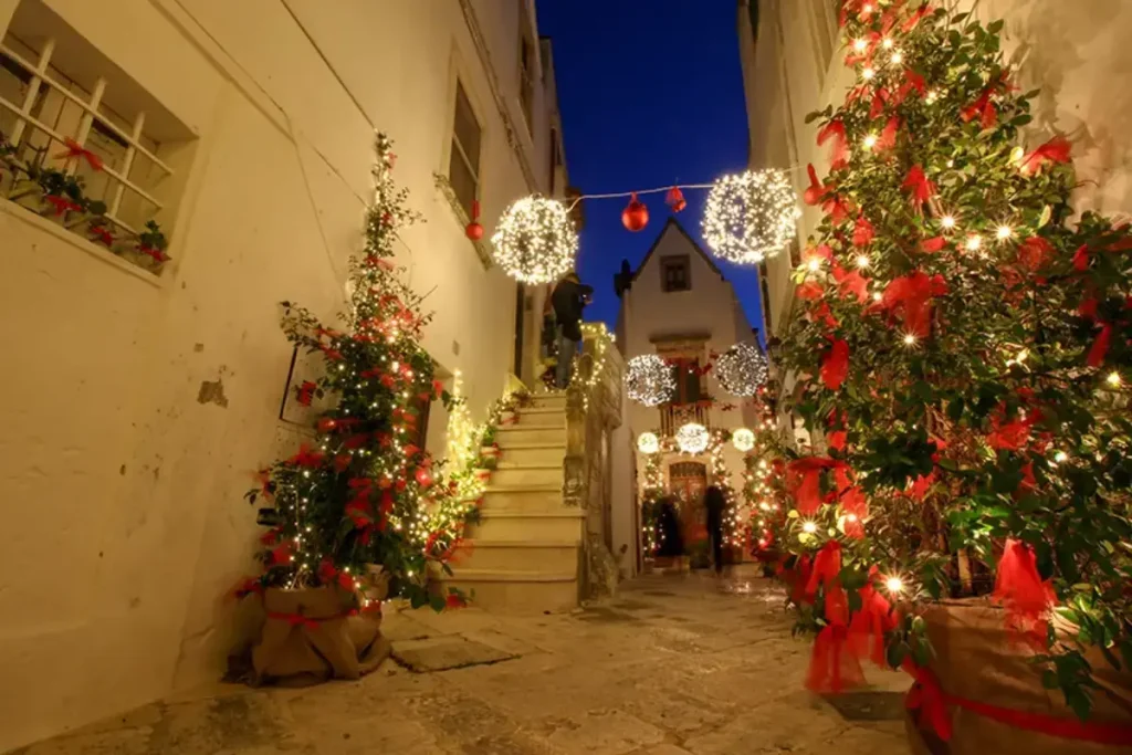 Luci di Natale nelle stradine addobbate di Locorotondo
