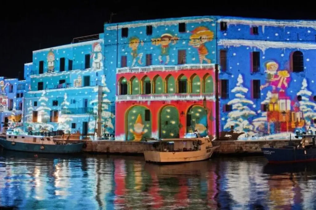 Luci di Natale nei vicoli storici di Monopoli