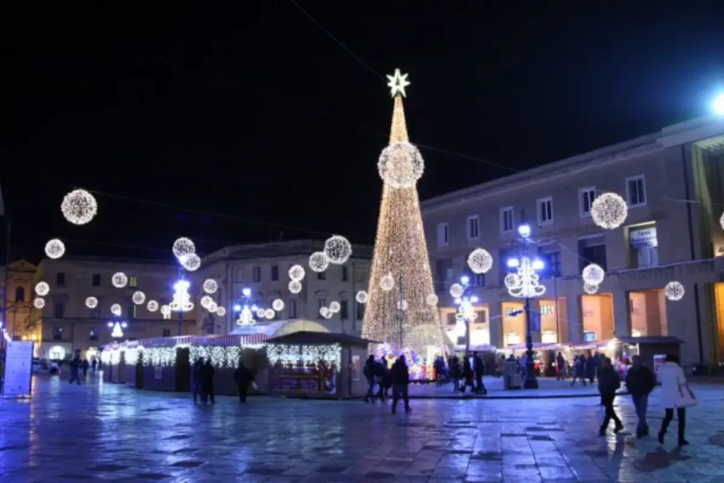 Addobbi natalizi nel centro di Lecce