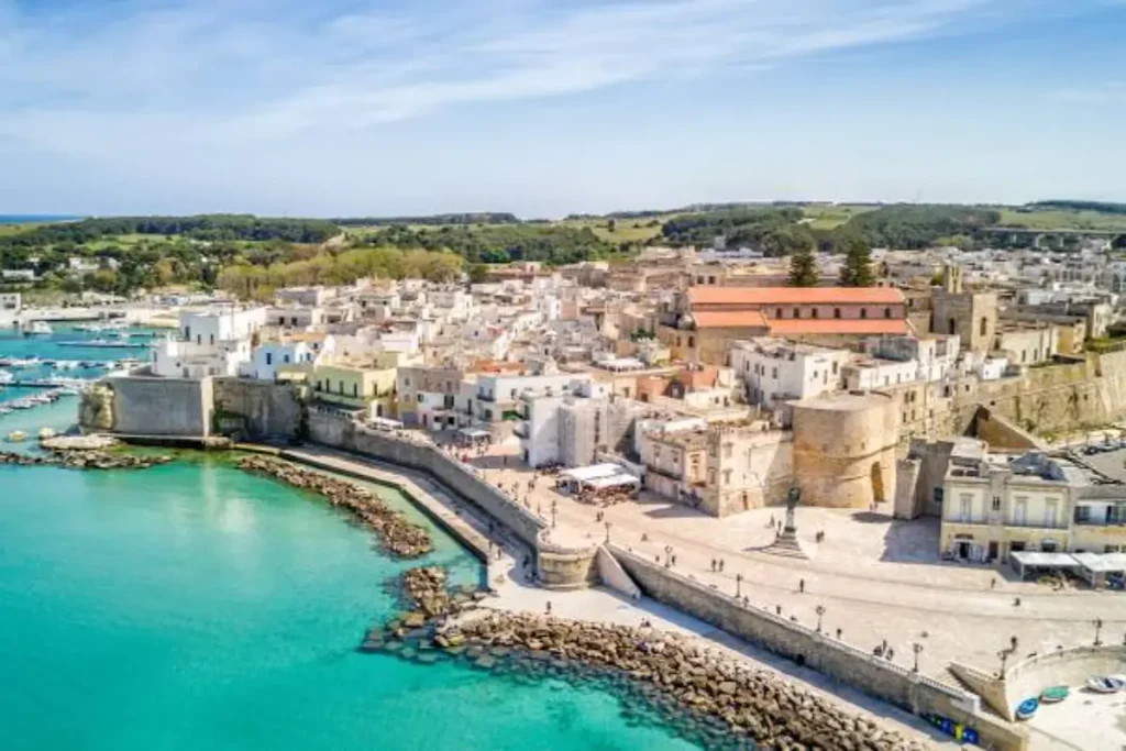 Vista del borgo antico di Otranto affacciato sul mare