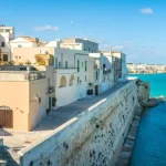 Passeggiata sul lungomare di Otranto con vista sul porto