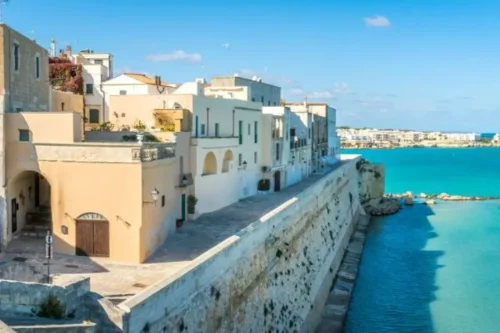 Passeggiata sul lungomare di Otranto con vista sul porto