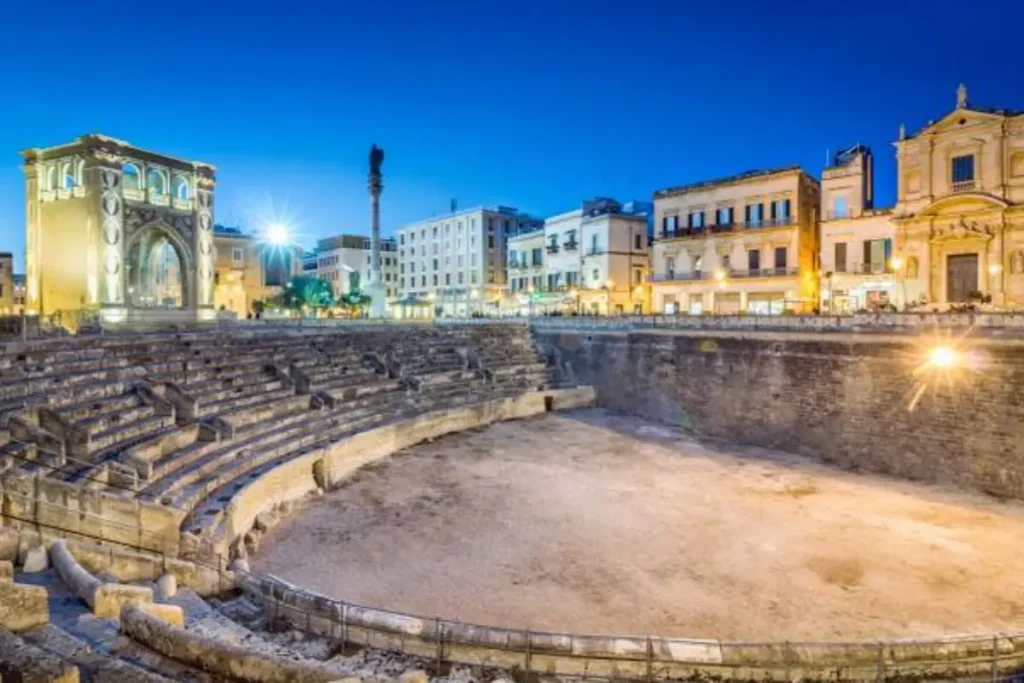 Piazza Sant’Oronzo con anfiteatro romano a Lecce