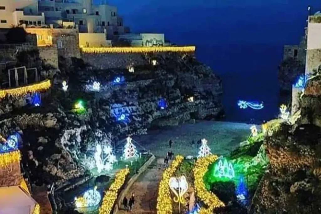 Vista panoramica sul mare a Polignano tra le luci di Natale