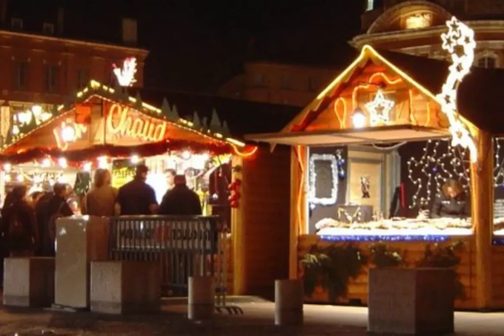 Notte di Natale con luci nel centro storico di Lecce