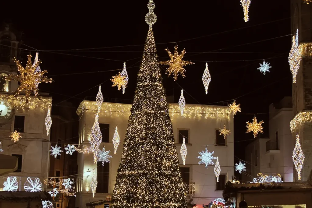 Installazioni luminose natalizie a Polignano centro storico