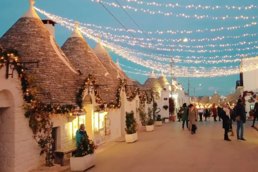 Trulli di Alberobello decorati con luci natalizie
