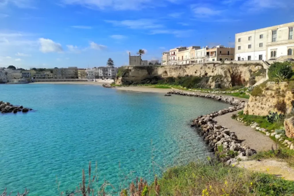 Facciata della Cattedrale di Otranto con torre campanaria